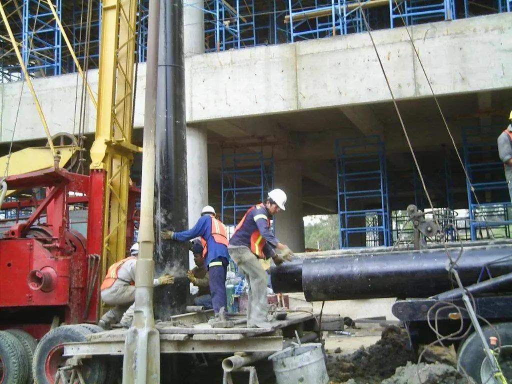 Trabajos de instalación de infraestructura hidráulica en obra